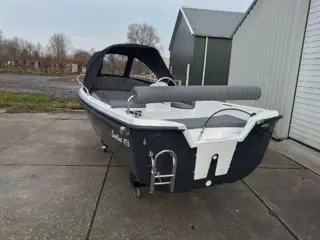 Nieuwe 4.70m sloepen met F 9,8 Tohatsu.