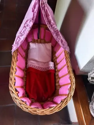 Rieten poppenwieg met hemeltje