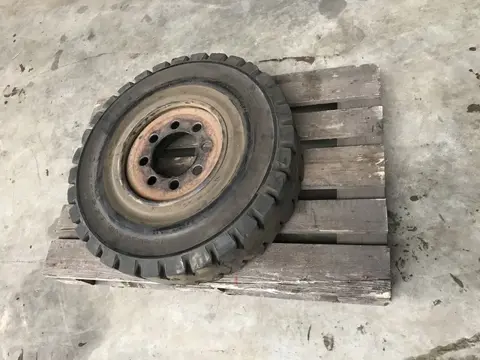 Onbekend Volrubberband 8.25-15 8.6 met velg