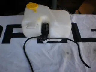 Ruitensproeierreservoir Opel Corsa B 90386397