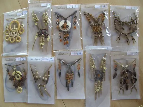 KETTING MET OORBELLEN DIVERSEN 10 SETS HOUT NIEUW