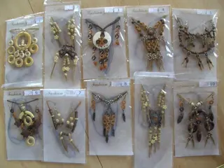 KETTING MET OORBELLEN DIVERSEN 10 SETS HOUT NIEUW