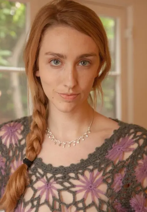 Een rustige oudere man voor een duurzame relatie