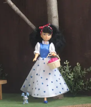 Popje Sneeuwitje barbie met konijn en appels [POP155]