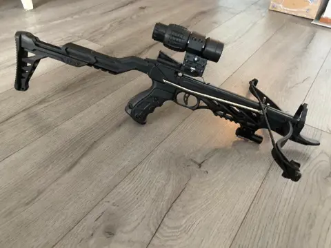 Kruisboog met red dot laser