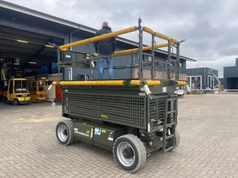 JLG M3369 Hybride Elektra / Diesel 12 meter werkhoogte Schaarhoogwerker Overstock 4 uur ! as New !