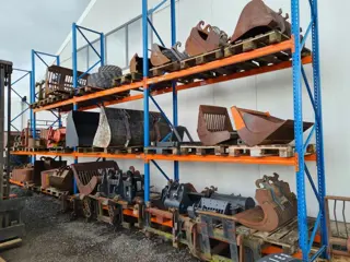 Giant Pallethaken graafbakken hefmasten grondbakken banden,hijs jip Volvo. Weidemann . Terex. Manito