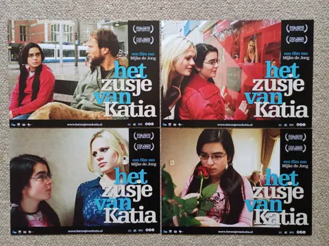 HET   ZUSJE   VAN   KATIA     lobbycard set.