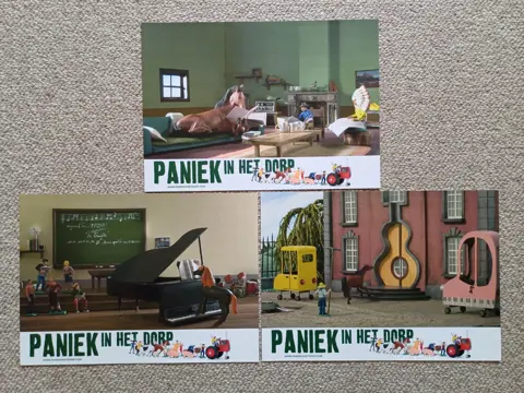PANIEK   IN   HET   DORP     lobbycard set.