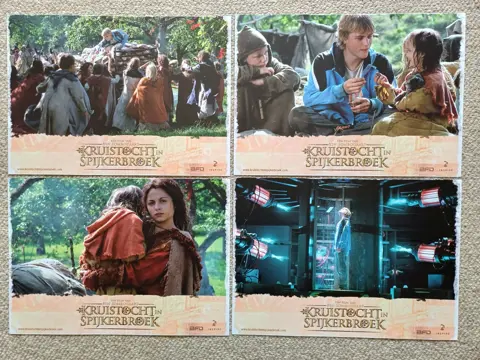 KRUISTOCHT IN SPIJKERBROEK lobbycard set.