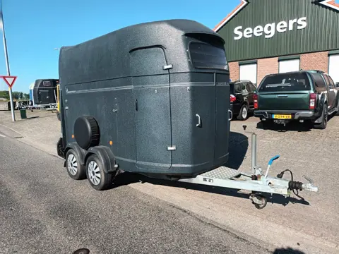 Westfalia Jupiter XL polyester paardentrailer