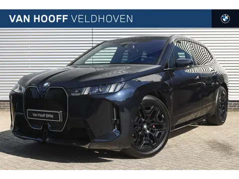 BMW iX xDrive45 M Sport / Panoramadak Sky Lounge / Trekhaak / M Multifunctionele Stoelen / Parking A