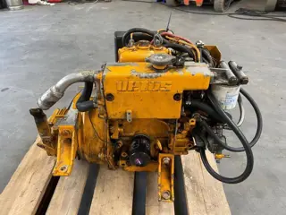 Caterpillar Vetus M205 7.7 kW / 10.5 PK Marine Diesel motor met keerkoppeling