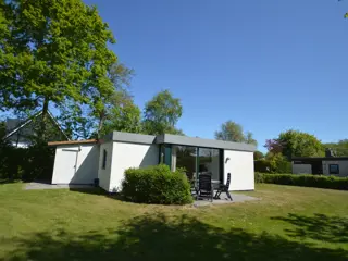 Vrijstaande bungalow gelegen in het groen aan de rand van het bos