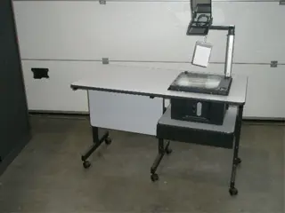 1x Verrijdb. overheadprojector