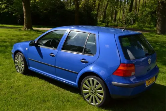 Volkswagen Golf 5DRS 1.6(1998) met A8 velgen en dikke audio