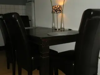 Koloniaalse eethoek met 4 stoelen