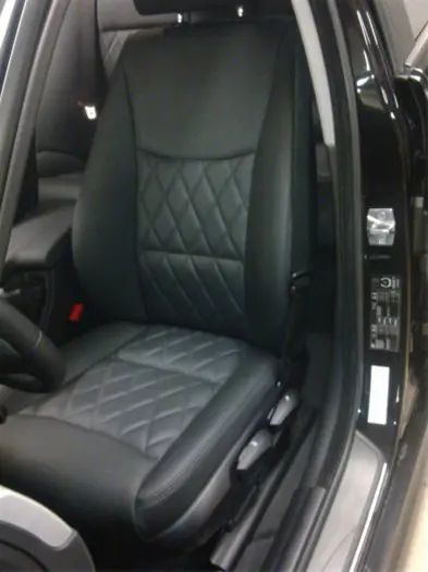 Autobekleding of herstelling interieurs