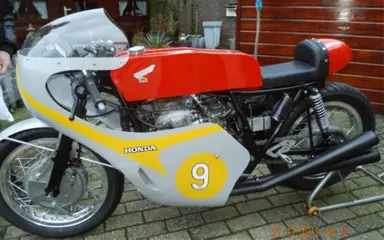 Honda RC 173 CB 550 Mike Hailwood replica