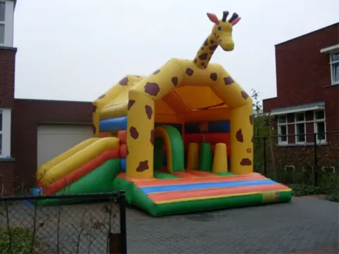 Te huur springkussen en opblaasfiguren