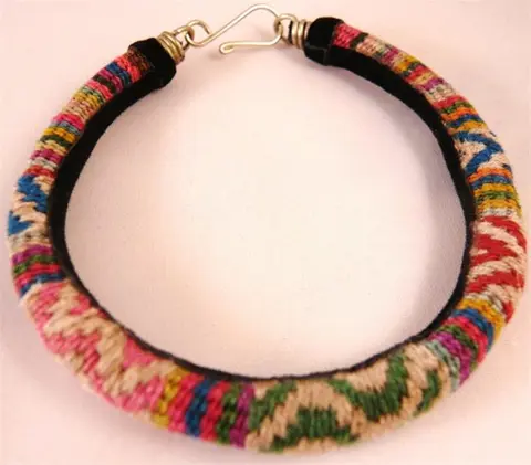 Etnische armband van geweven stof, kleurrijk en chique