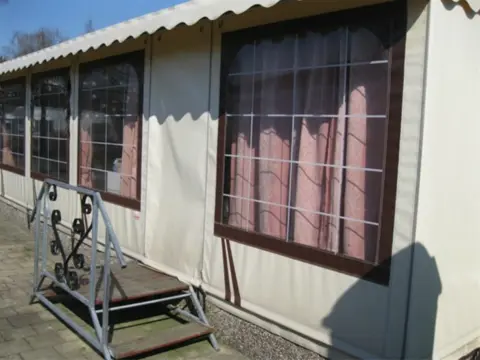 Prachtige stacaravan met verhoogde tent te Prinsenmeer !