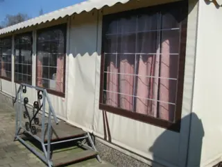 Prachtige stacaravan met verhoogde tent te Prinsenmeer !