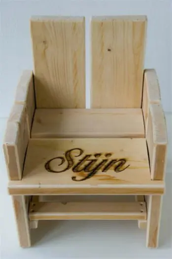 Nieuw steigerhouten kinderstoeltje met naam van het kind