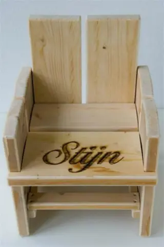 Nieuw steigerhouten kinderstoeltje met naam van het kind