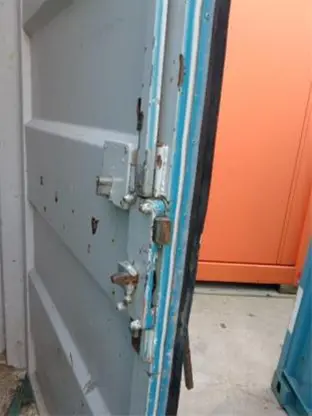 Combi container met pijpopslag