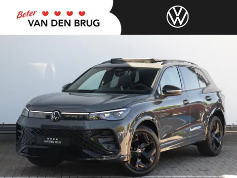 Volkswagen Tiguan 1.5 eTSI R-Line | Panoramadak | Black style | Dodehoekdetectie | Camera | Massages