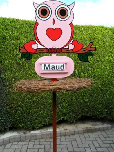 Nieuw geboortebord uil uiltje op paal of nest met paal.