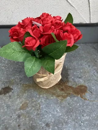 ROOS ROOD IN POTJE MET PAPIEREN (KRANTEN) HOES NIEUW  Deze prachtig nagemaakte roosjes brengen een s