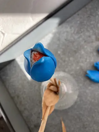 TULP AARDEWERK OP HOUTEN STEEL BLAUW NIEUW