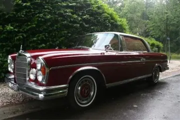 Fraaie Mercedes trouwauto huren