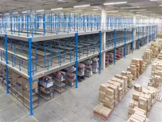 Tussenvloer, etage op legbordstelling, stelling, stellage