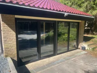 2-delige kantelschuifpuien in zwart kunststof