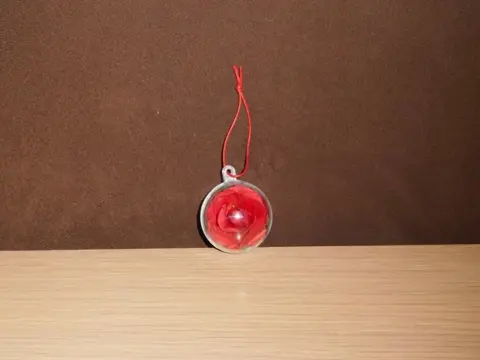 Kunstbloem rood in transparant bal