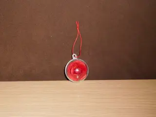 Kunstbloem rood in transparant bal