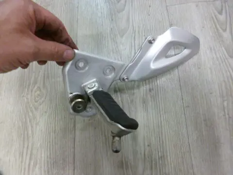 LINKER SCHETSPLAAT Triumph Tiger 1050 2007 - 2010