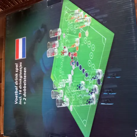 Voetbal Drink spel - Incl. 16 drinkglaasjes&nbsp;   31 x 31 cm