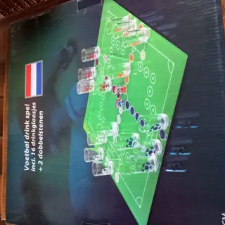 Voetbal Drink spel - Incl. 16 drinkglaasjes&nbsp;   31 x 31 cm