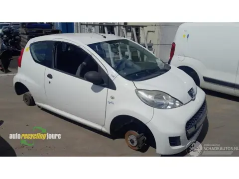 Peugeot 107 onderdelen (kleur: KWD) donorauto (bj 2010)