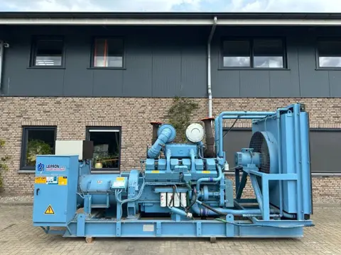Cummins KTA 38 G1 Leroy Somer 800 kVA noodstroom generatorset as New ! 123 hours !