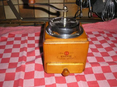 Handkoffiemolen -de - houten onderstel met schuiflaadje