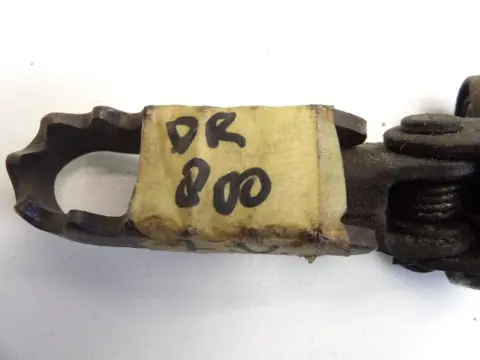 VOETSTEUN LINKS Suzuki DR 800 1970 - 2012