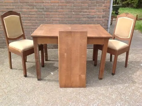 Eetkamerset: tafel + 4 beklede stoelen
