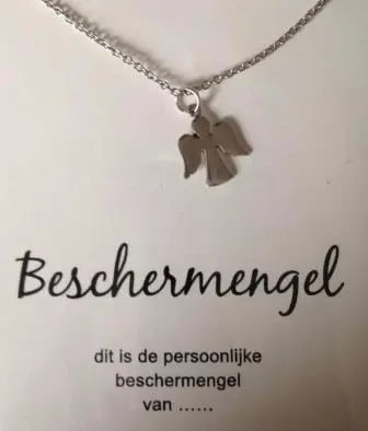 Beschermengel verzilverd hangertje aan ketting, op cadeaukaa