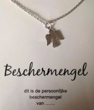 Beschermengel verzilverd hangertje aan ketting, op cadeaukaa