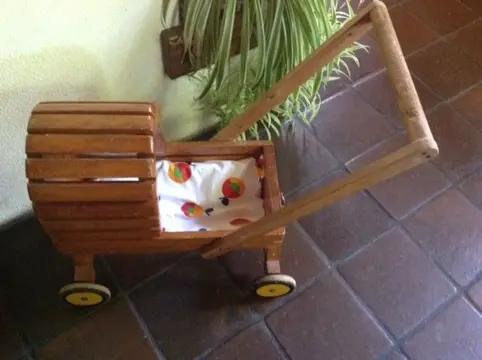 Poppenwagen met matrasje - hout - zeer apart